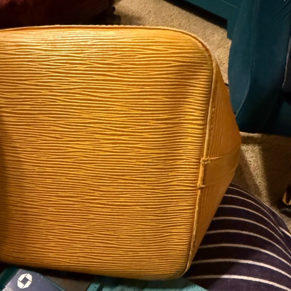 Louis Vuitton gold epi petit Bucket bag with drawstring authenticated o er $500. - Picture 12 of 15